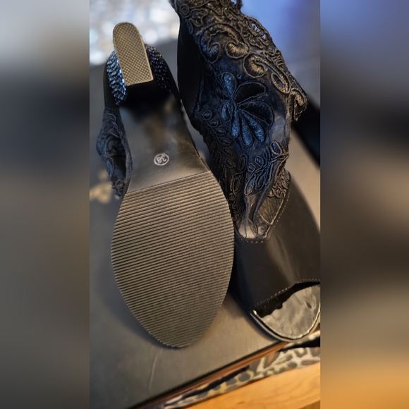 Shoes - Picture 3 of 3